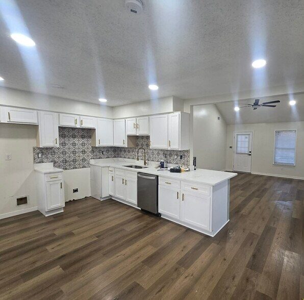 Building Photo - 7259 Northbrook Dr