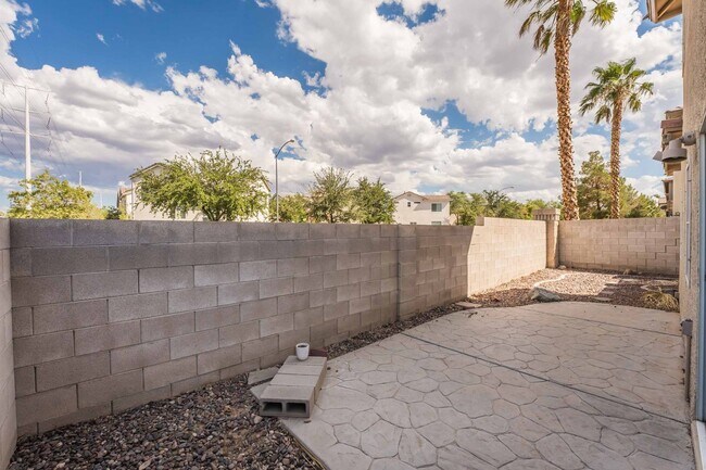 Building Photo - 3 BEDROOM HOUSE WITH OPEN FLOOR PLAN !!