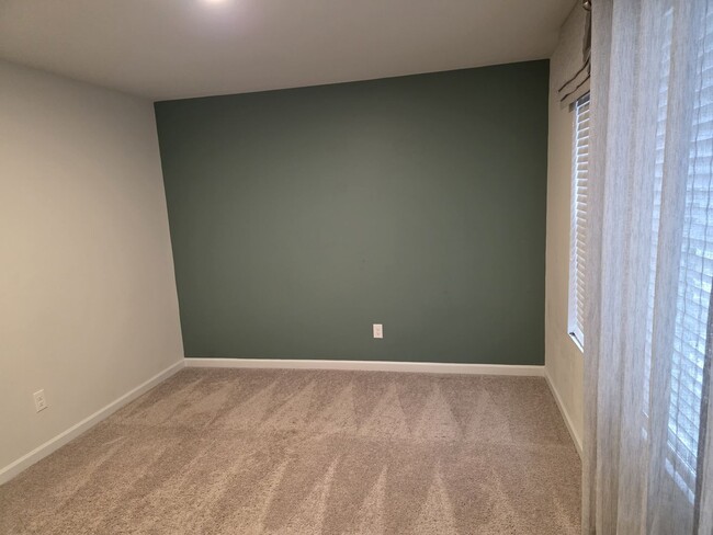 Building Photo - Modern & Spacious 3BR End Unit Townhome in...