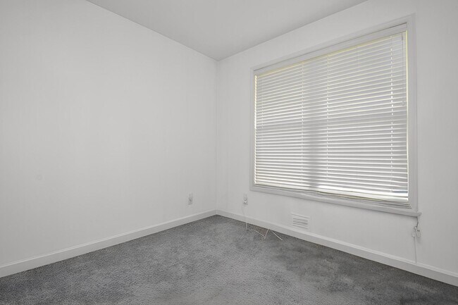 Building Photo - 5729 Meridian Way NE