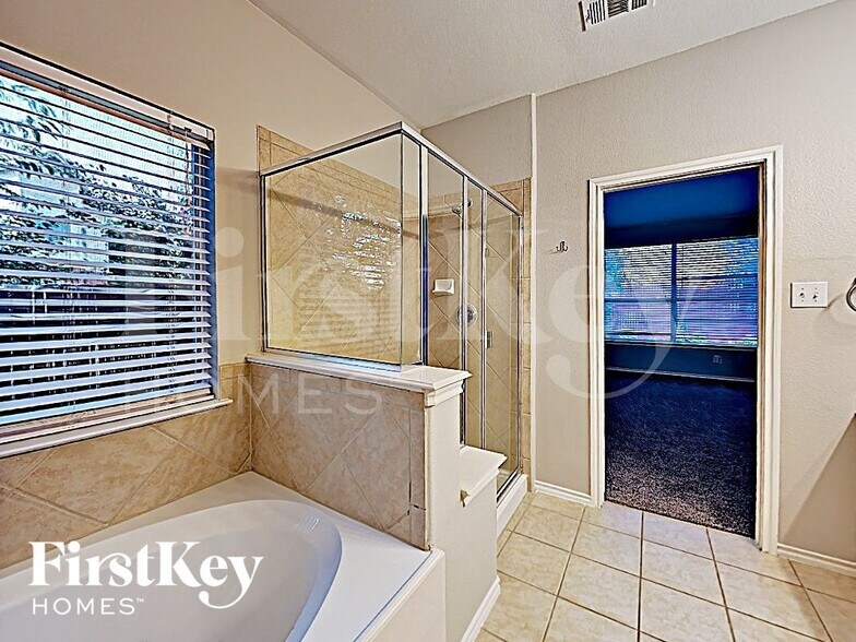 Building Photo - 10805 Middleglen Rd