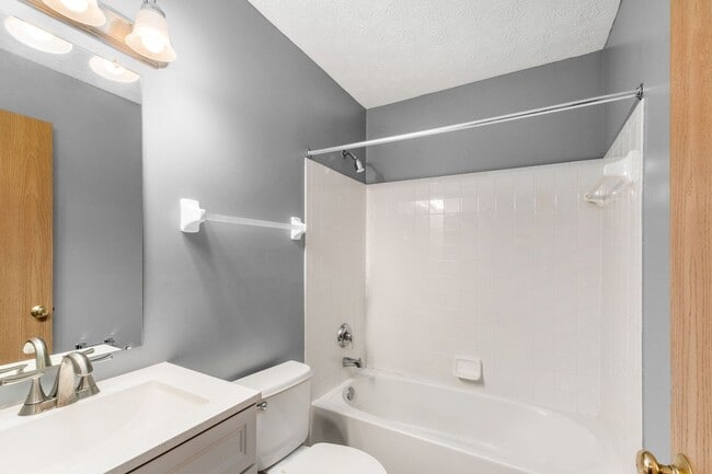 Building Photo - Spacious South Side Home with Garage!