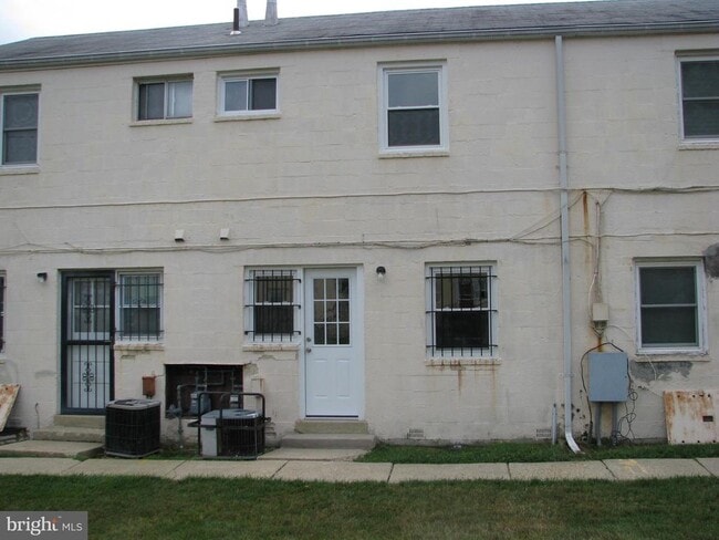 Building Photo - 2528 Iverson St