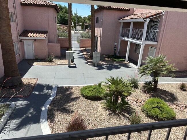 Building Photo - SE Desert Inn and Eastern!! Townhouse with 2 parking Spaces!! Recent Remodel!!