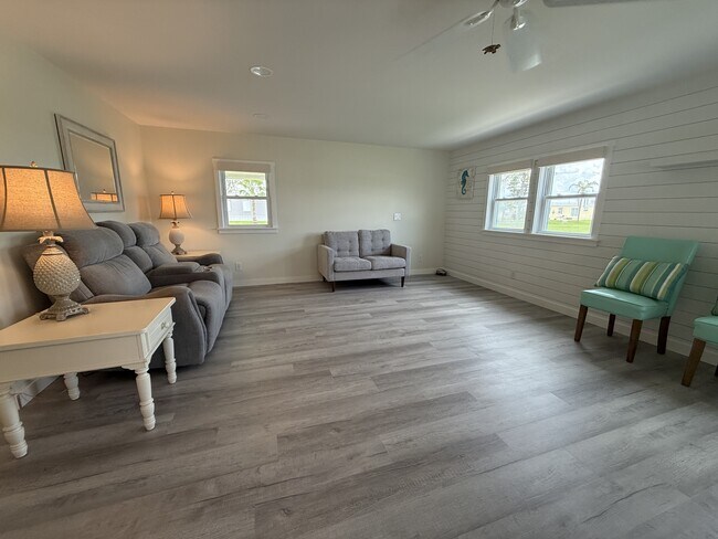Building Photo - 637 Los Altos