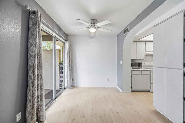 Building Photo - 754 E Eugie Ave