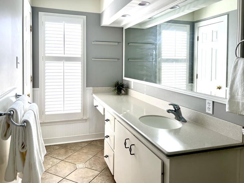 Hall Bath Unit B - 301 Butler Ave