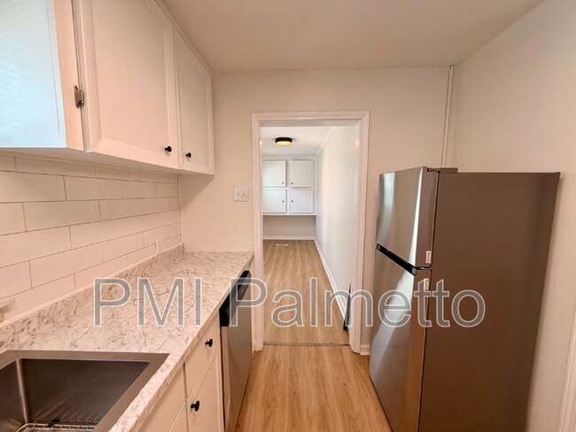 Building Photo - 725 Brooks Ave