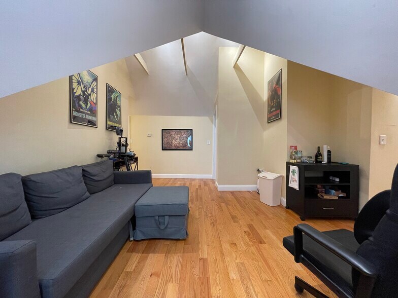 Building Photo - 5 Irving St