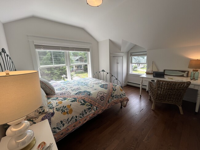 Sunny QUEEN guest room with huge picture window and also another window. - 11 Henry St