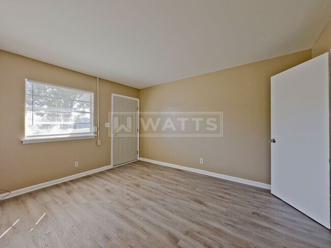 Building Photo - 622 1st St W