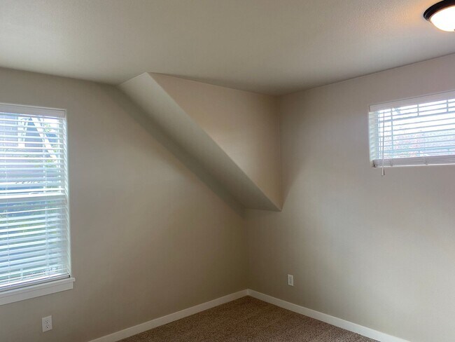 Building Photo - Spacious 3-Bedroom Home with Bonus Room in...