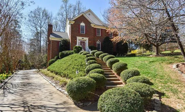 Building Photo - Large Spacious Home