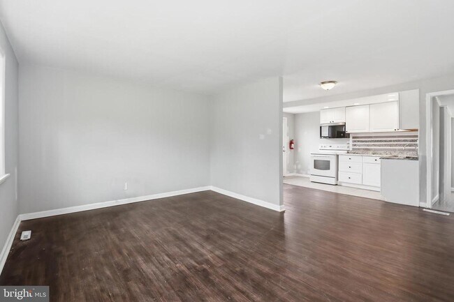 Building Photo - 4 Coville Dr