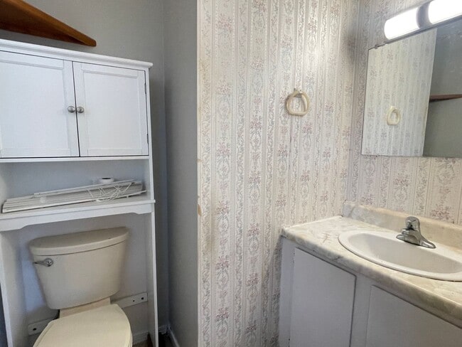 Building Photo - 2043 S Sagamont Ave