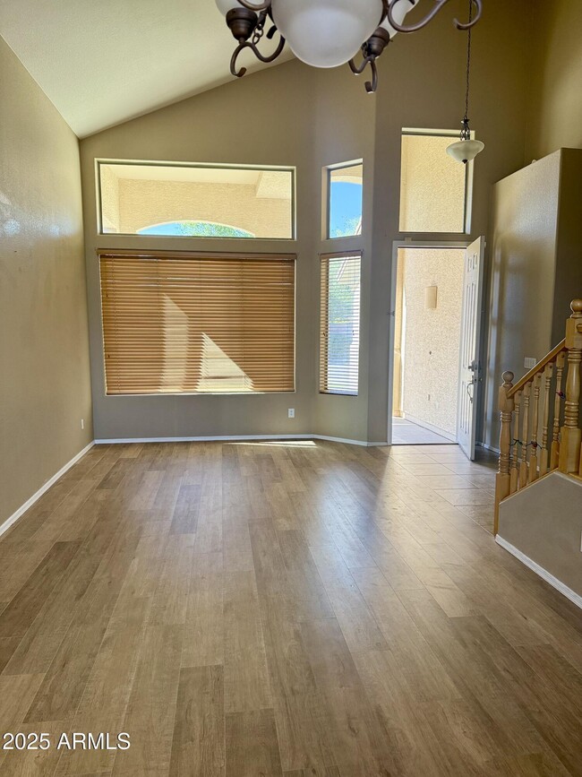 Building Photo - 1269 E Iris Dr