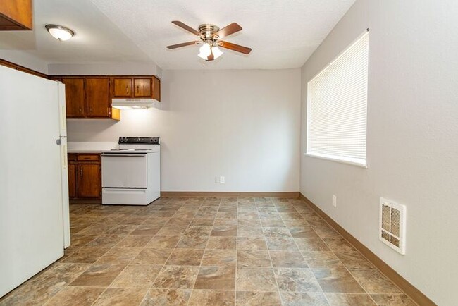 Building Photo - 2 Bedroom 1 Bath Apartment Home! New Washe...