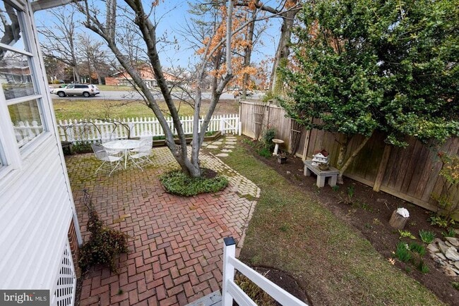 Building Photo - 1727 Oakcrest Dr