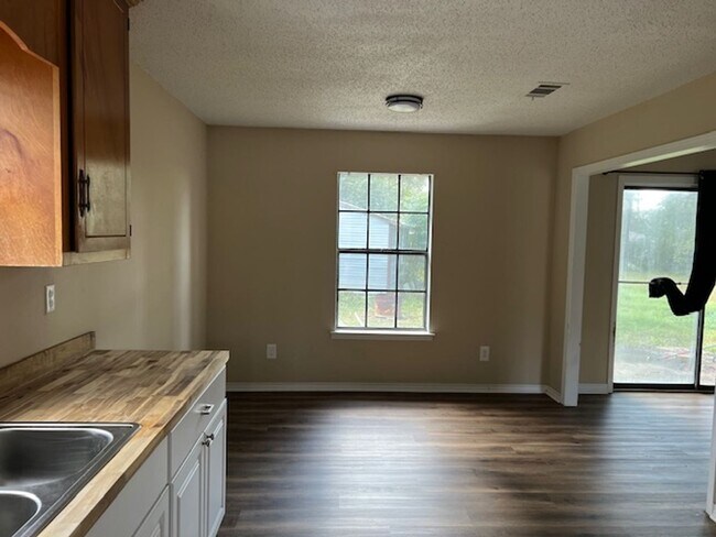 Building Photo - Brick home off Three Notch Road