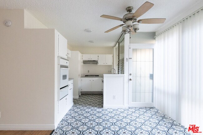 Building Photo - 11131 Rose Ave