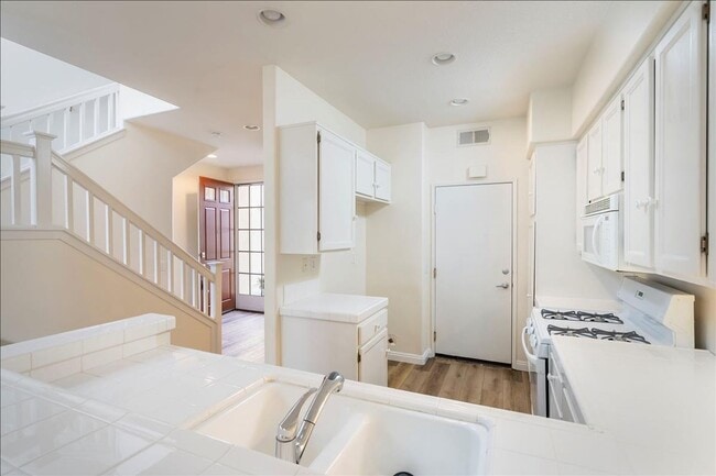 Building Photo - SHARP! 2 Master Suites Townhome in the hea...
