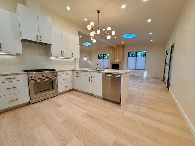 Building Photo - Exquisite Newly Remodeled 3-Bedroom Home i...