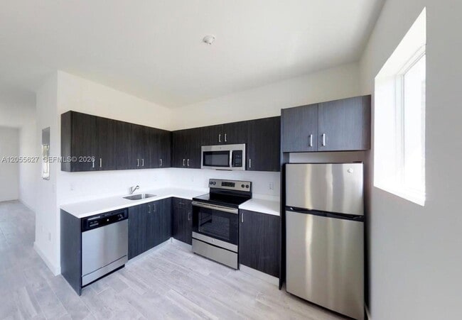 Building Photo - 321 S Shore Dr