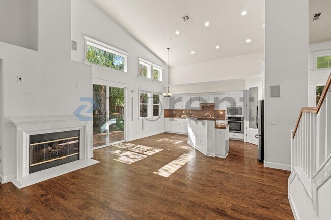 Building Photo - 338 Roundhill Dr