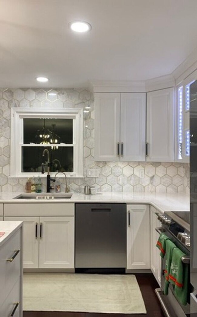 Building Photo - Gorgeous, fully remodeled 5 bed 3 bath centrally located in Great Falls