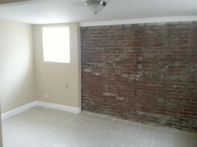 Building Photo - 165 Little St SE