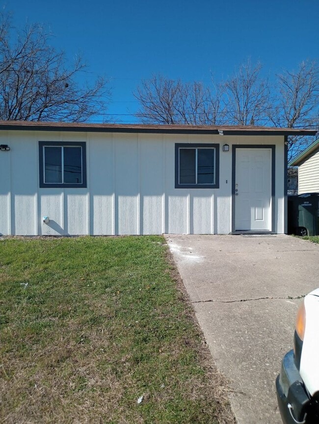 Building Photo - Cozy 1-Bedroom Duplex – Convenient Location!