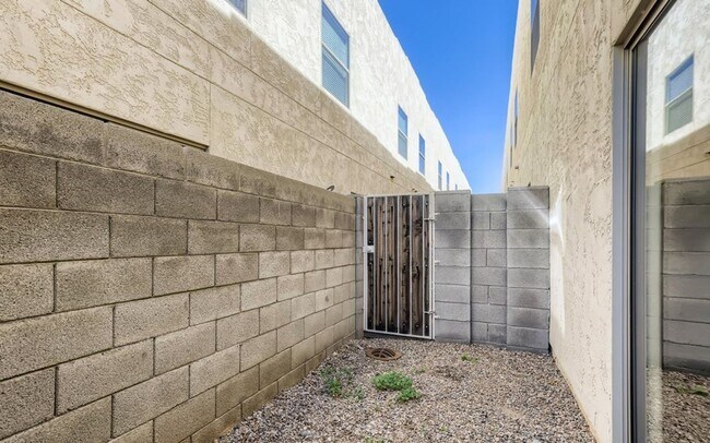 Building Photo - 3 bed 2.5 Bath Townhouse in Cave Creek