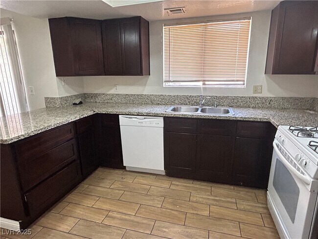 Building Photo - 3937 S Torrey Pines Dr