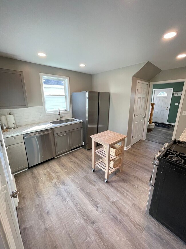 Building Photo - Available August - 2 Bedroom, 1 Bath New R...