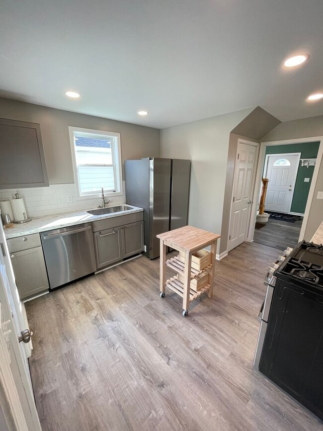 Building Photo - Available September - 2 Bedroom, 1 Bath New Reno!
