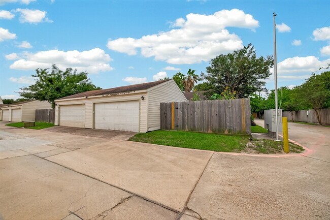Building Photo - 9118 Wilcrest Dr