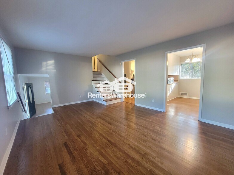 Building Photo - 336 Woodstock Dr SW