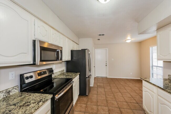 Building Photo - 2208 Gladstone Dr