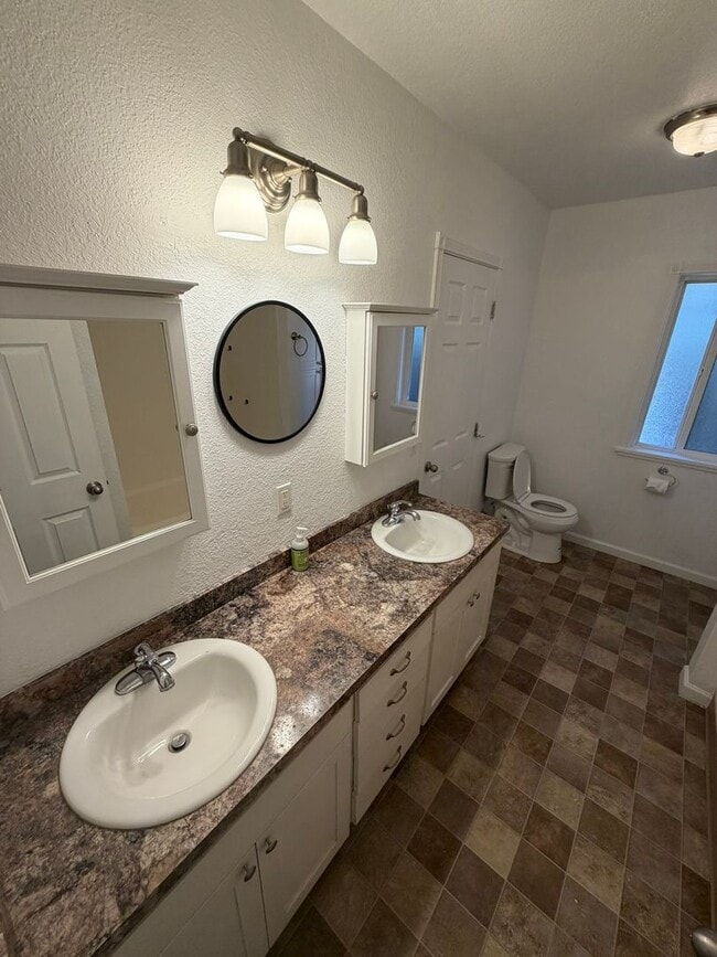 Building Photo - Beautiful 2 Bedroom on a Large Corner Lot!