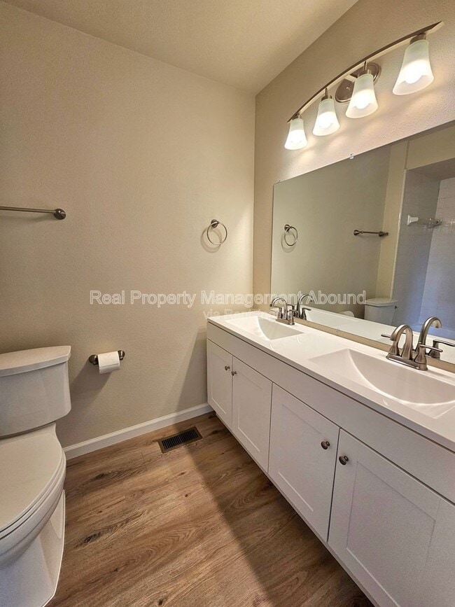 Building Photo - 1611 N Hickory Ave