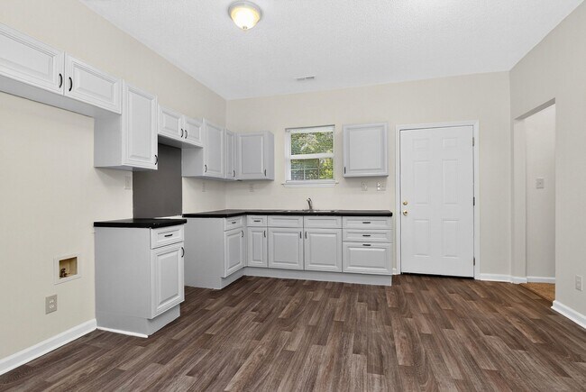 Building Photo - Cozy Three Bedroom Home!