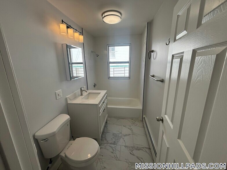 Building Photo - 53 Georgia St