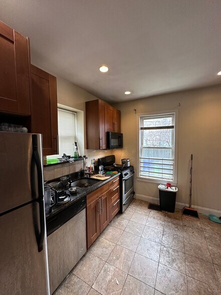 Building Photo - 8 Montfern Ave