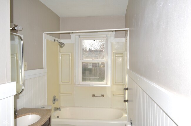 Building Photo - 1302 Shannon Ave