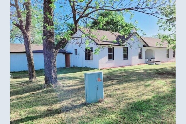 Building Photo - 1050 W Dallas Ave