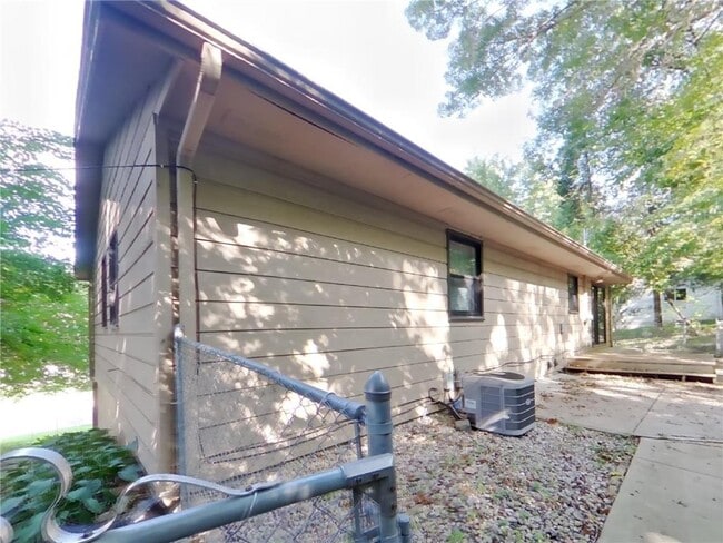 Building Photo - 3409 Brookview Dr