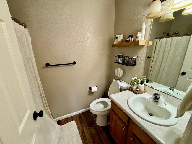 Building Photo - Spacious 2 Bed 2.5 Bath Townhouse in Northeast Fort Collins