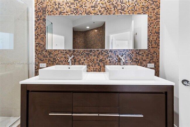 Building Photo - 808 Brickell Key Dr