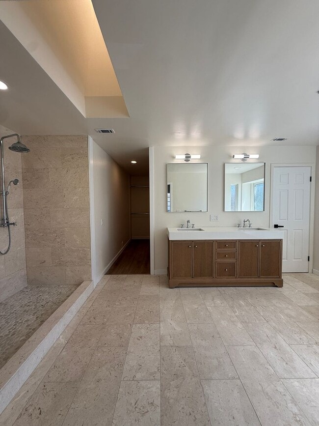 Building Photo - Beautifully Updated Single Story Custom Ho...