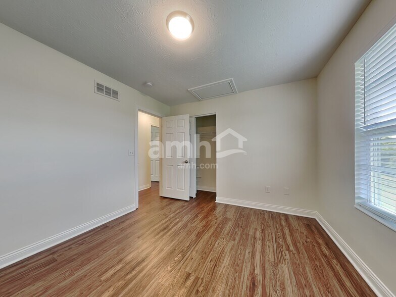 Building Photo - 10425 Sharpsburg Dr